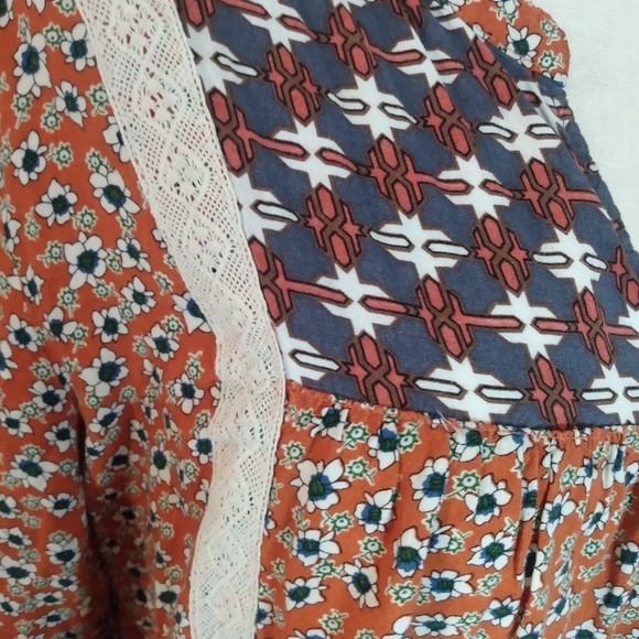 Umgee Floral Boho Flowing V Neck Blouse with elastic Quarter Sleeves Size Medium - Picture 7 of 7